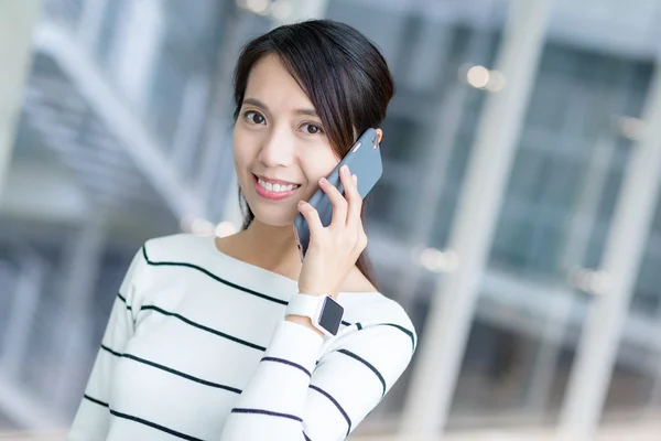 Kvinna pratar på mobiltelefon — Stockfoto