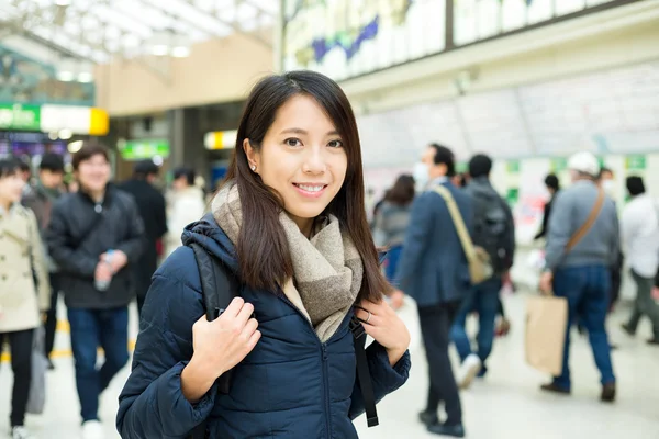 Backpackerin am Bahnhof Stockbild