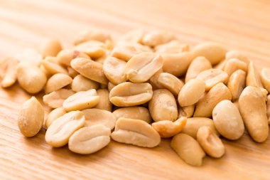 Ahşap masa üzerinde soyulmuş fıstık yığını