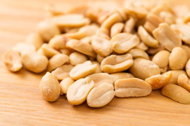 Ahşap masa üzerinde soyulmuş fıstık yığını