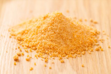 Ahşap masa üzerinde sarı şeker yığını