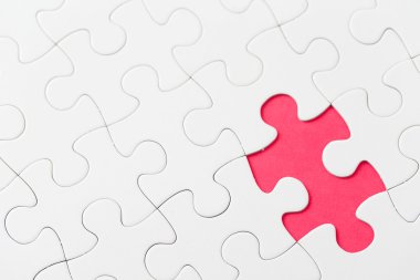 kırmızı renkli eksik parça puzzle