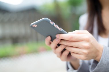 Cep telefonu kullanan iş kadını