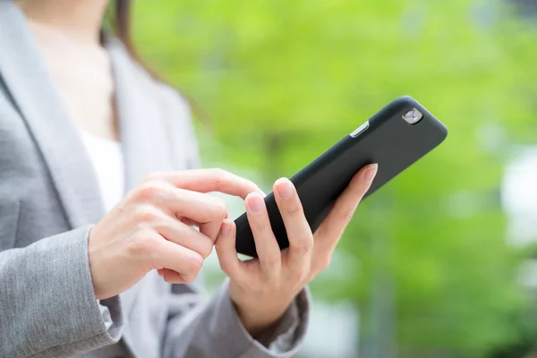 Businesswoman pomocí mobilního telefonu — Stock fotografie