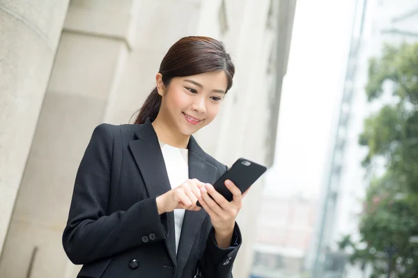 Jeune femme d'affaires asiatique en costume d'affaires — Photo