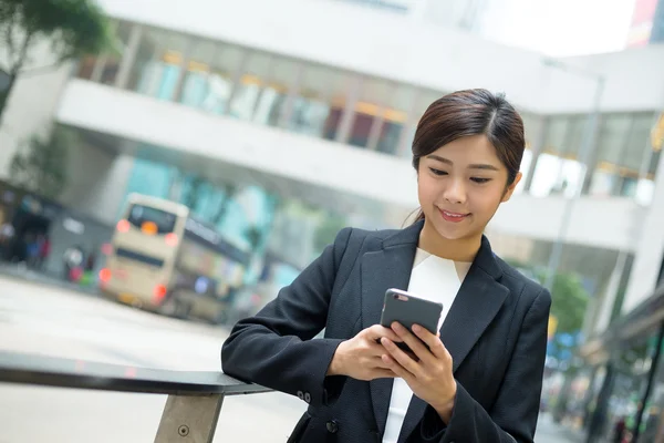 Jeune femme d'affaires asiatique en costume d'affaires — Photo