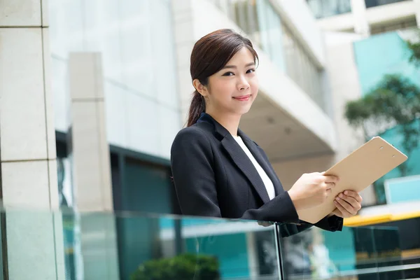 Giovane donna d'affari asiatica in abito da lavoro — Foto Stock