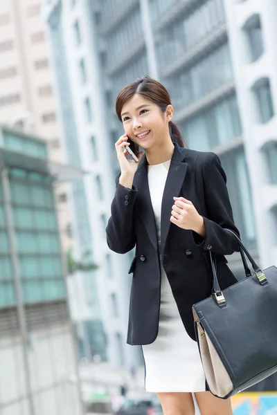 Молода азіатська бізнес-леді в діловому костюмі — стокове фото
