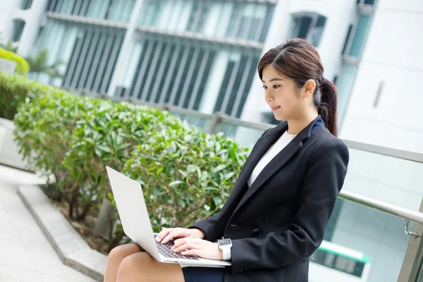 Jeune femme d'affaires asiatique en costume d'affaires — Photo