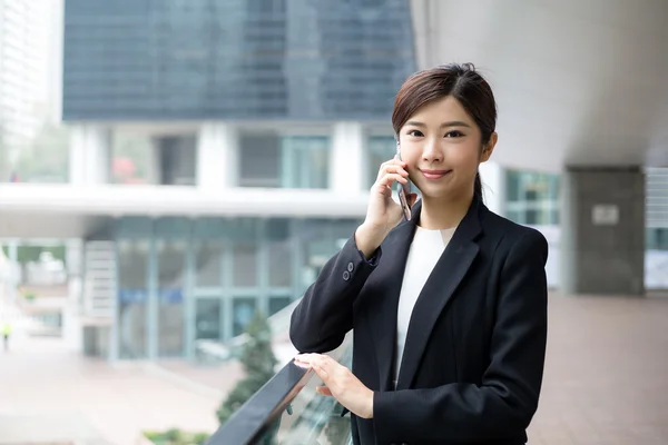 Giovane donna d'affari asiatica in abito da lavoro — Foto Stock