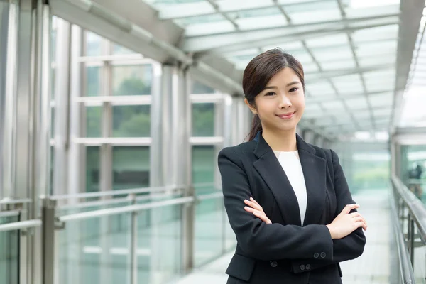 Молода азіатська бізнес-леді в діловому костюмі — стокове фото