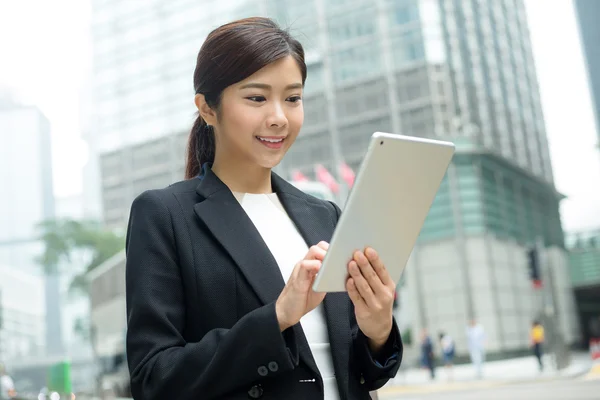 Joven asiática mujer de negocios traje — Foto de Stock