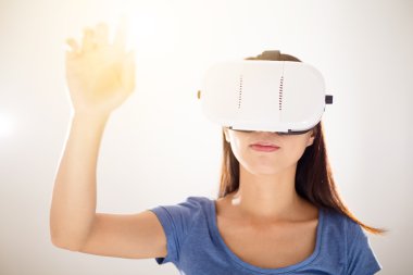 VR aygıtı kullanan kadın