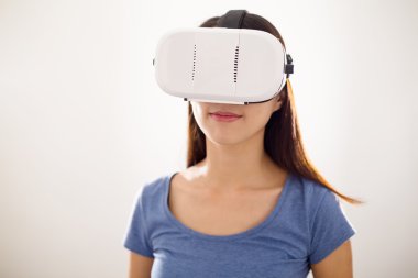 VR aygıtı kullanan kadın
