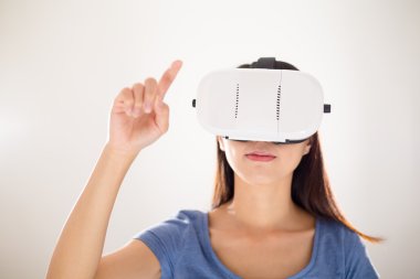 görsel gerçeklik aygıt kullanan kadın