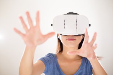 görsel gerçeklik aygıt kullanan kadın