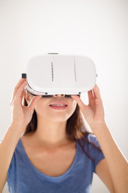 görsel gerçeklik aygıt kullanan kadın