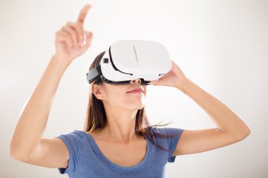 görsel gerçeklik aygıt kullanan kadın