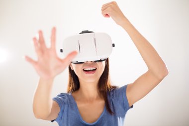 görsel gerçeklik aygıt kullanan kadın