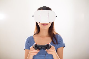 Sanal gerçeklik aygıtıyla kadın