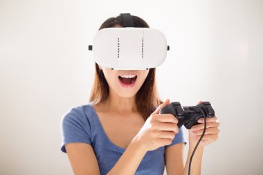 Sanal gerçeklik aygıtıyla kadın