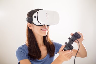 Sanal gerçeklik aygıtıyla kadın