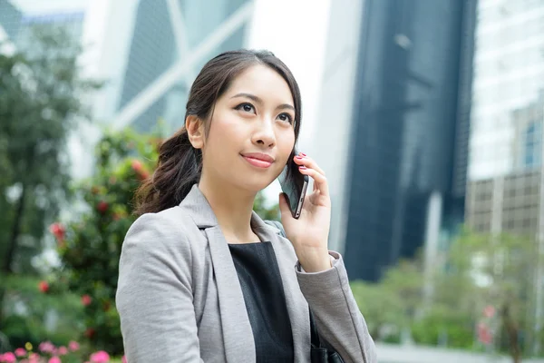 Giovane donna d'affari asiatica in abito da lavoro — Foto Stock