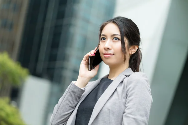 Giovane donna d'affari asiatica in abito da lavoro — Foto Stock