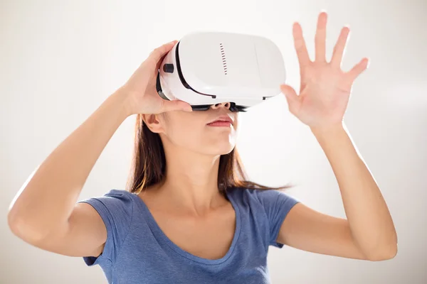 Mujer usando el dispositivo vr —  Fotos de Stock