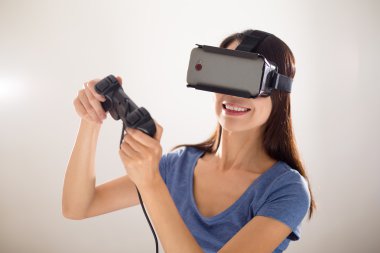 Sanal gerçeklik aygıtıyla kadın