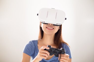 Sanal gerçeklik aygıtıyla kadın