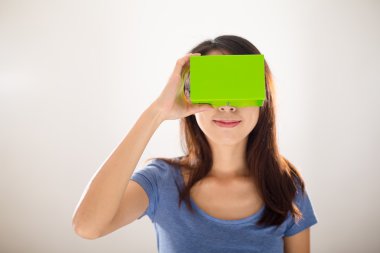 görsel gerçeklik aygıt kullanan kadın