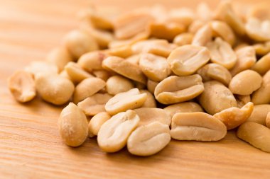 Ahşap masa üzerinde soyulmuş fıstık yığını