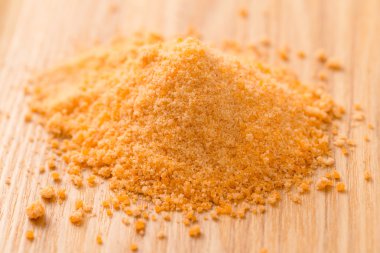 Ahşap masa üzerinde sarı şeker yığını