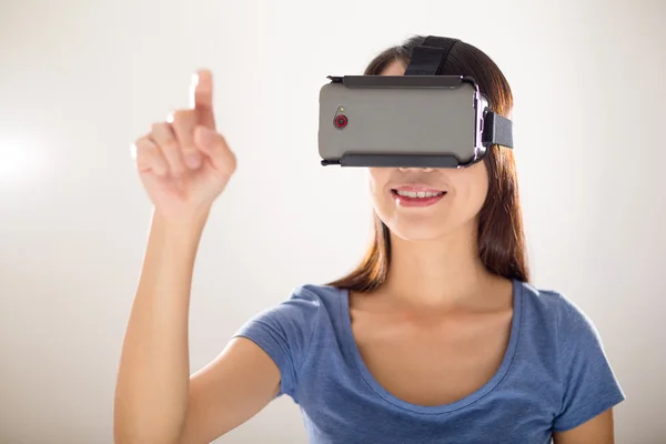 Γυναίκα με συσκευή εικονικής πραγματικότητας — Φωτογραφία Αρχείου