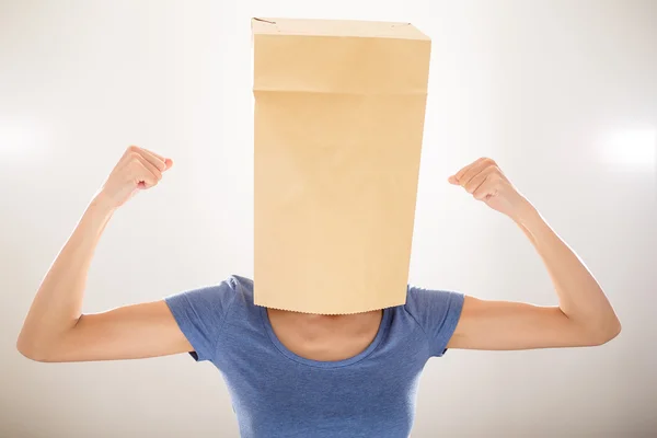 Kobieta z papierową torbę na głowę — Zdjęcie stockowe