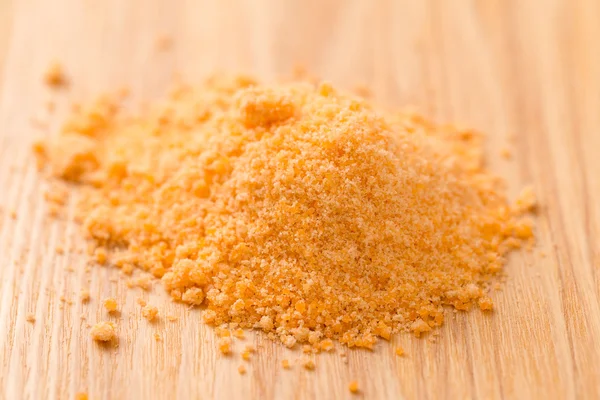 Ahşap masa üzerinde sarı şeker yığını