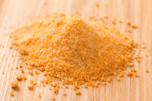 Ahşap masa üzerinde sarı şeker yığını