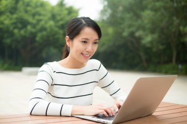 Dizüstü bilgisayarda çalışan kadın