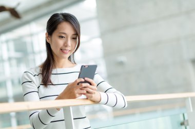 cep telefonu kullanan kadın