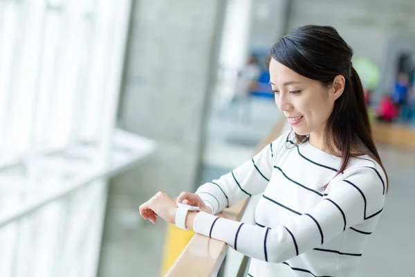 Frau benutzt intelligente Uhr — Stockfoto