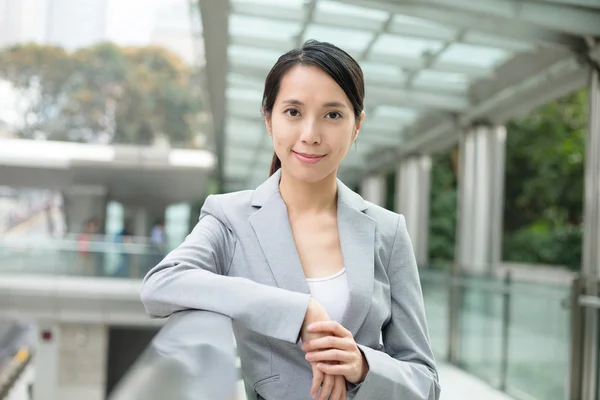 Giovane donna d'affari asiatica in abito da lavoro — Foto Stock