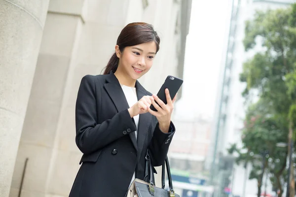 Giovane donna d'affari asiatica in abito da lavoro — Foto Stock