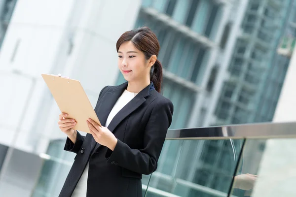 Joven asiática mujer de negocios traje — Foto de Stock