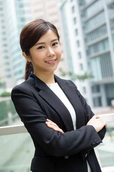 Junge asiatische Geschäftsfrau in Business-Anzug — Stockfoto