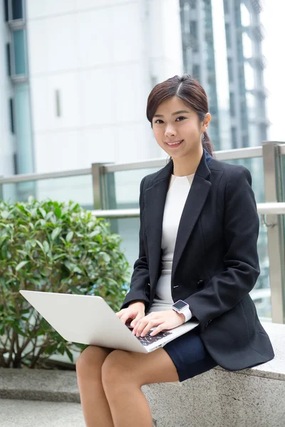 Giovane donna d'affari asiatica in abito da lavoro — Foto Stock