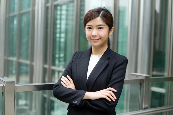 Jeune femme d'affaires asiatique en costume d'affaires — Photo