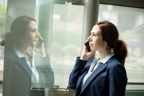 Giovane donna d'affari caucasica in abito da lavoro — Foto Stock