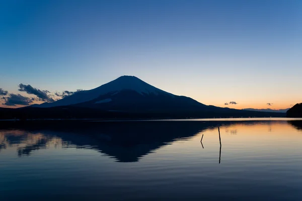 Berget Fuji och sjön yamanaka vid solnedgången — Stockfoto