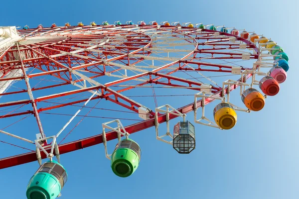 Grande roue ferris dans le parc d'attractions — Photo